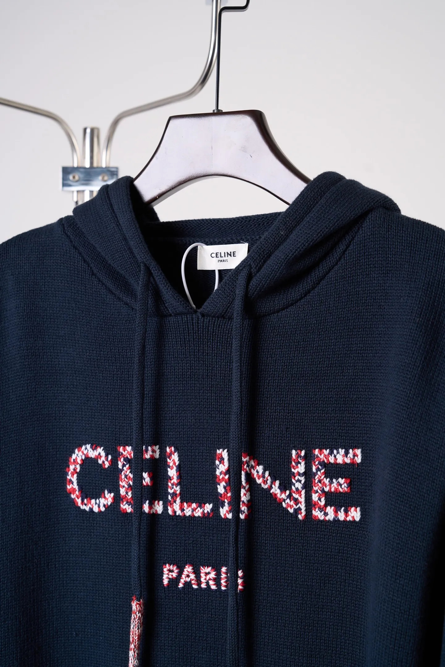 [Real auction] CELINE/Celine embroidered logo knitted hooded sweater [In Stock] S M L XL CELINE PARIS embroidered oversized version, hood, with adjustable drawstring, 1 kangaroo pocket, dropped shoulders, ribbed trim. The embroidery uses mixed color embroidery threads, and the 3D three-dimensional embroidery process is customized with brand letter embroidery. The total number of stitches is approximately 16,800. Ultra high density embroidery. Washing water for ready-made clothes, removes wool impurities, fixes water, fixes the pattern and adds hand feel.
